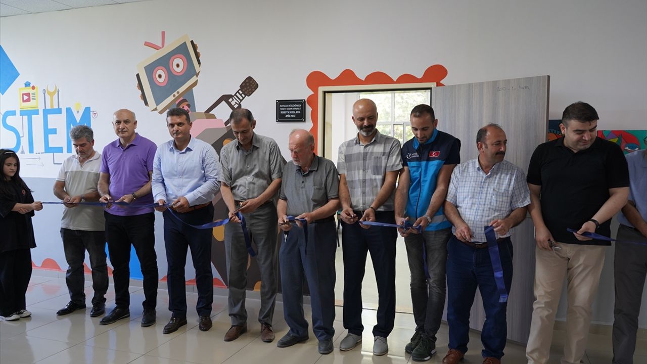 Kahramanmaraş'ta afetzede öğrenciler için robotik kodlama atölyesi açıldı