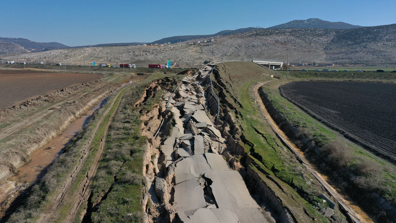 Depremlerin merkez üssü Kahramanmaraş'ta hasar gören yollar onarılıyor