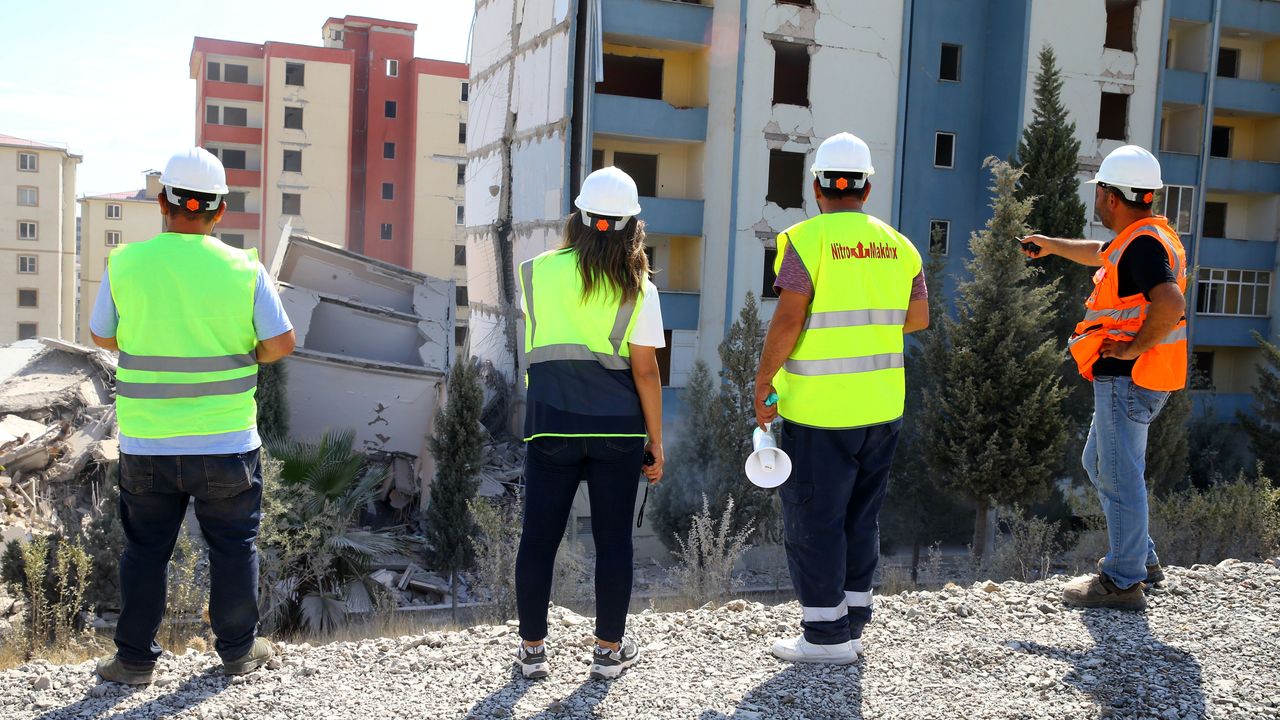 Kahramanmaraş'ta ağır hasarlı 11 katlı bina patlayıcı yardımıyla yıkıldı