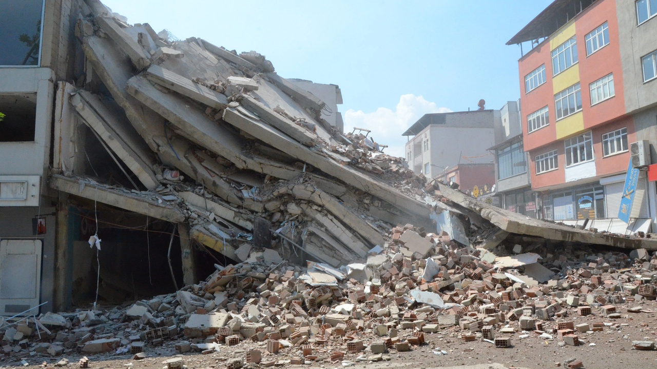 Depremlerden etkilenen Afşin'de ağır hasarlı binaların yıkımı sürüyor