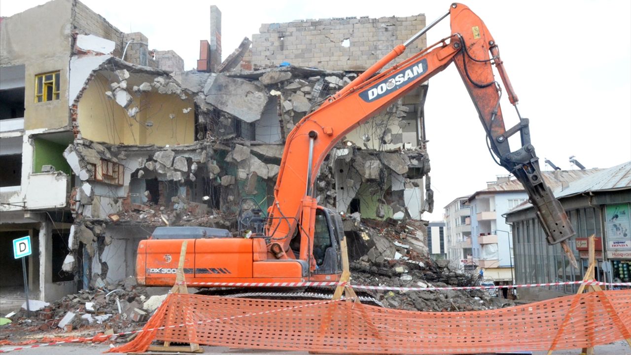 Depremlerden etkilenen Afşin'de ağır hasarlı binaların yıkımı sürüyor!