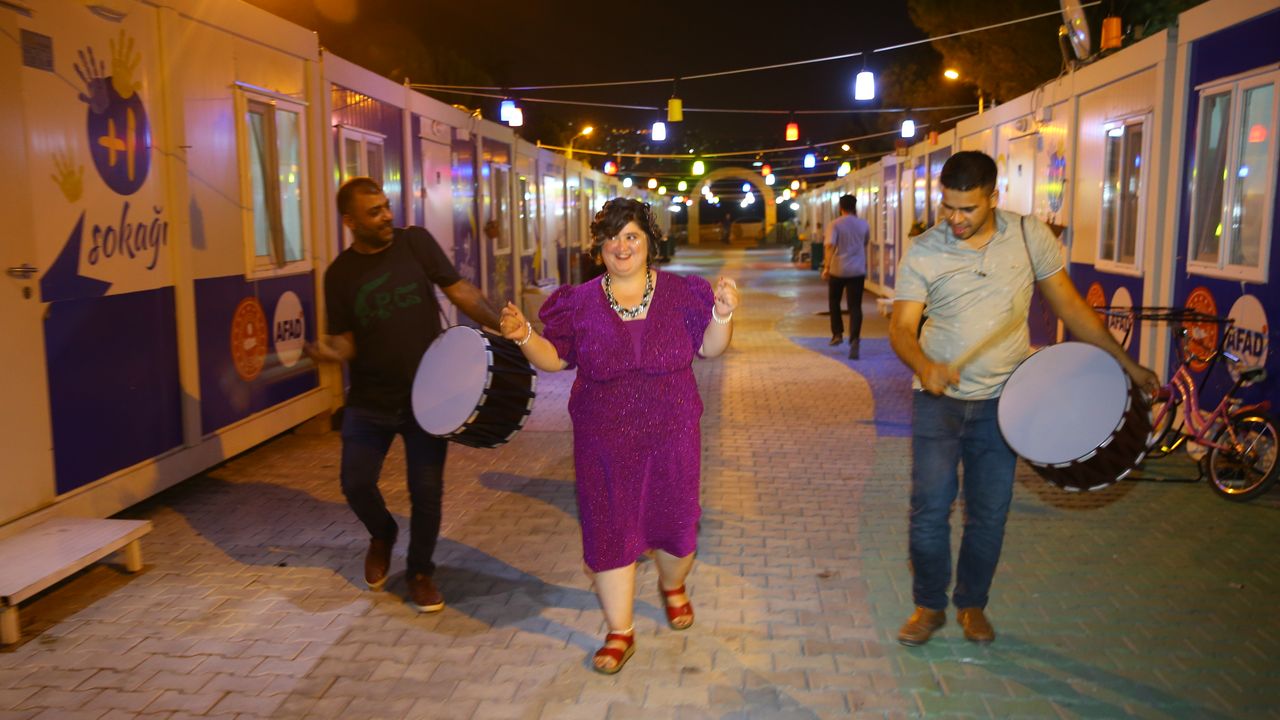 Kahramanmaraş'ta "+1 Sokağı" sakini down sendromlu Esra Eren'e doğum günü kutlaması