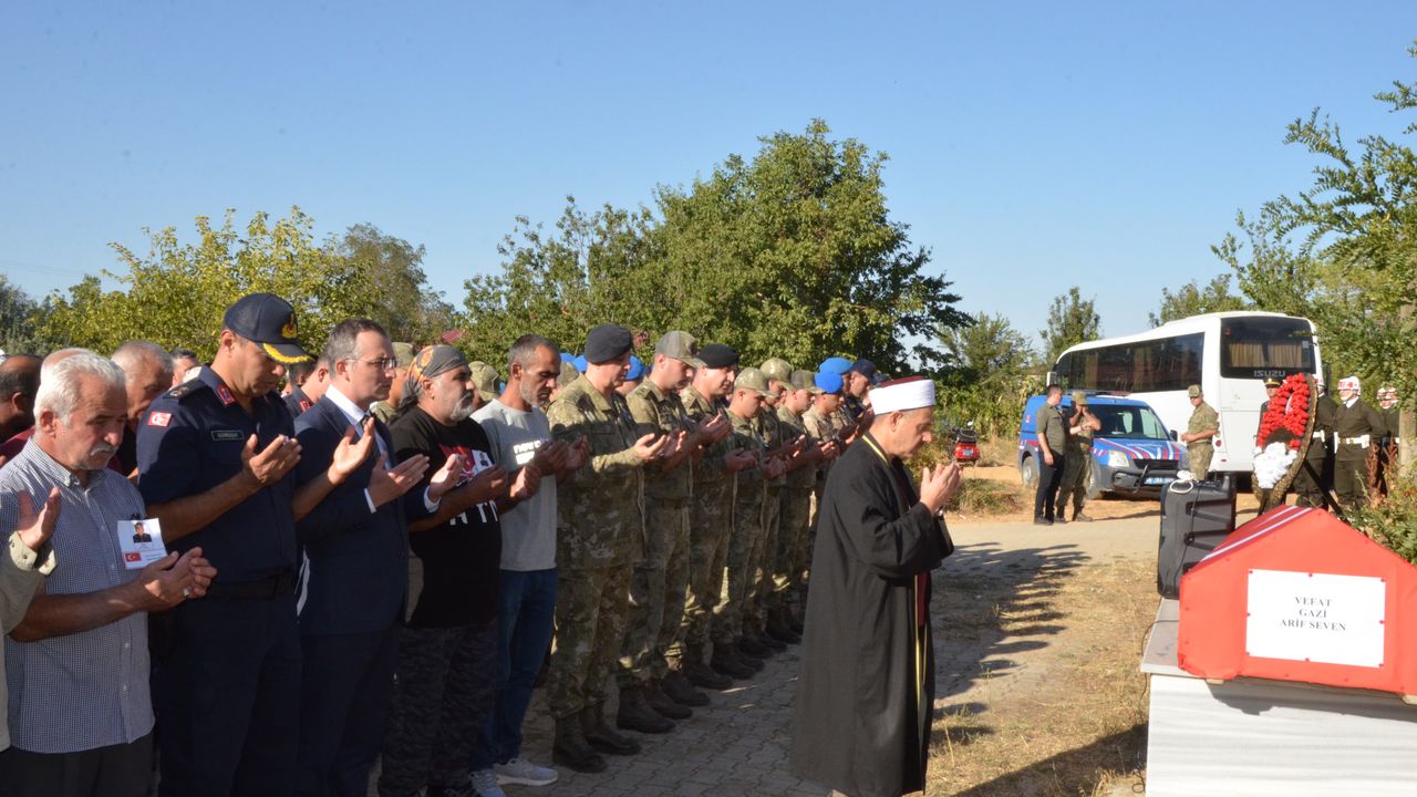 Kıbrıs gazisi Seven Kahramanmaraş'ta son yolculuğuna uğurlandı