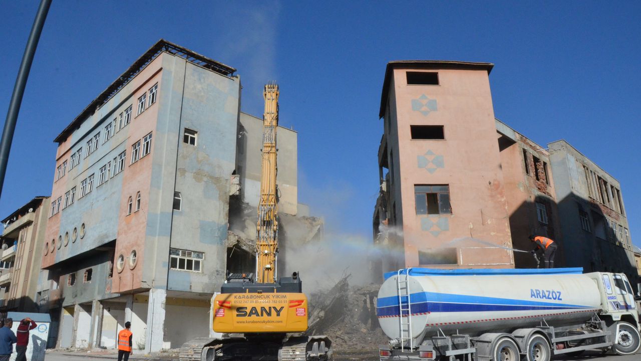 Afşin'de ağır hasarlı binaların kontrollü yıkımı devam ediyor