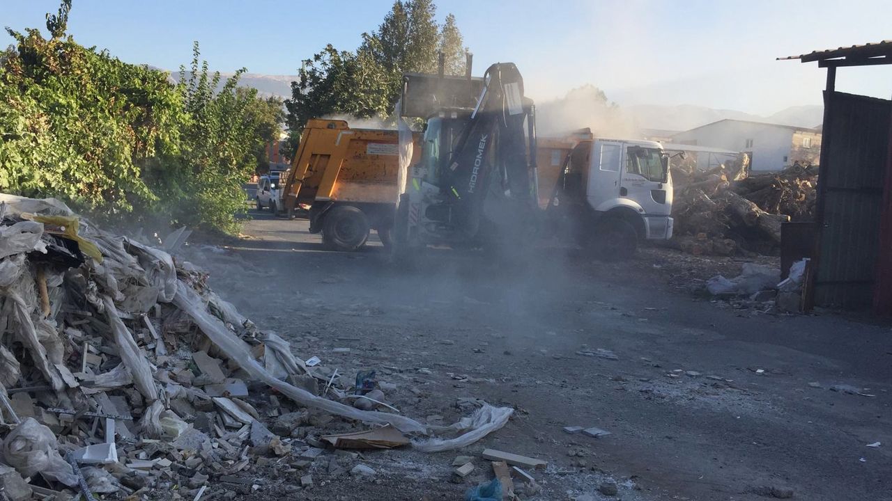 Büyükşehir, Odun Ambarlarında Hafriyat Atıklarını Bir Bir Kaldırıyor