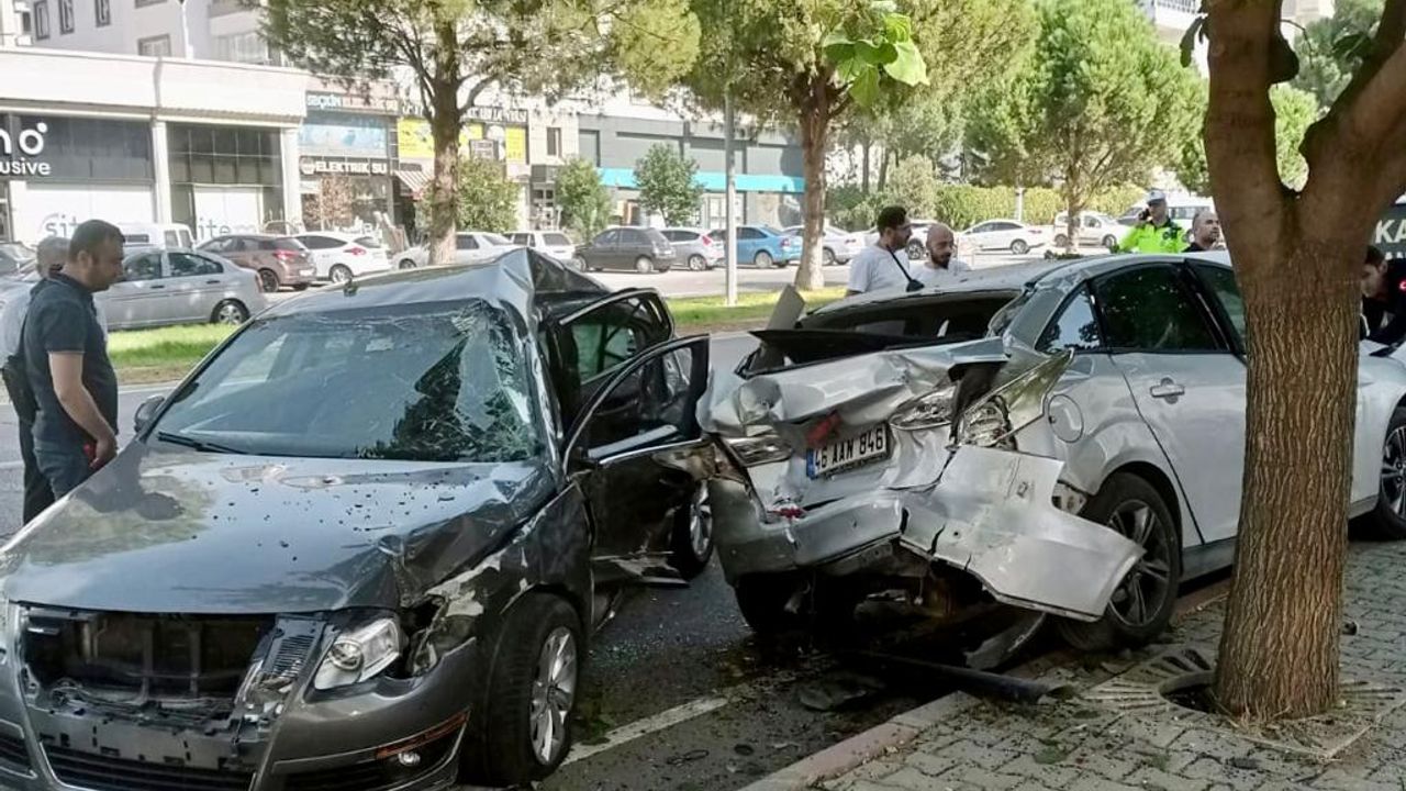 Kahramanmaraş’ta önce otomobile sonra park halindeki araçlara ve yayaya çarptı 