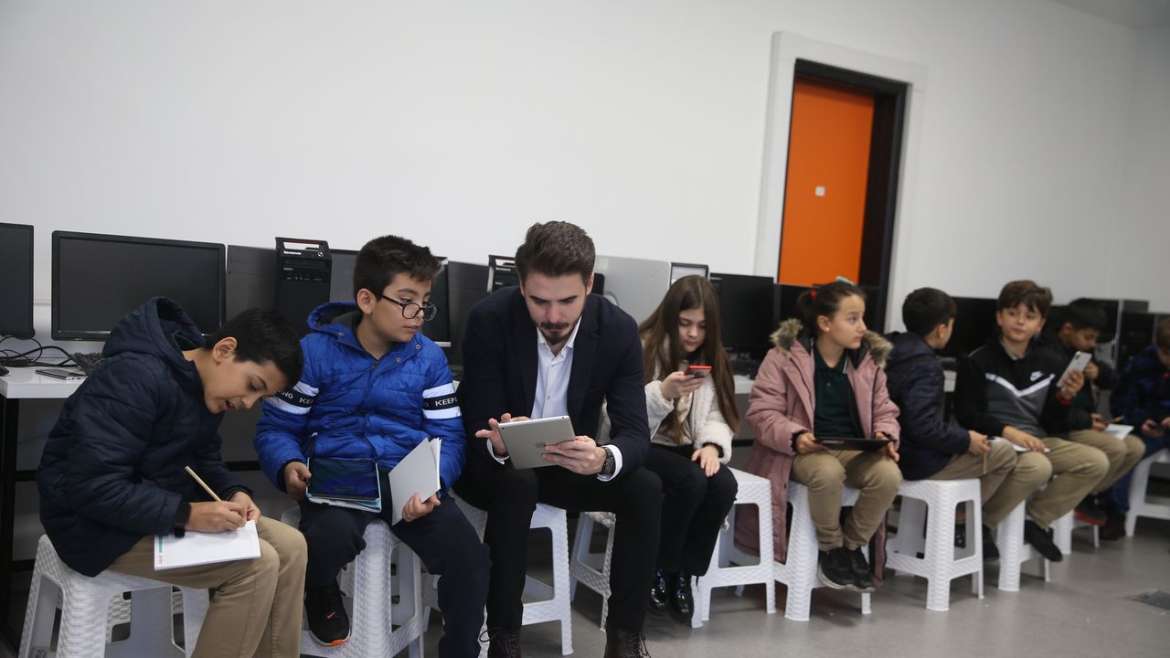 Kahramanmaraş'ta depremzede öğrencilere algoritma ve kodlama semineri verildi