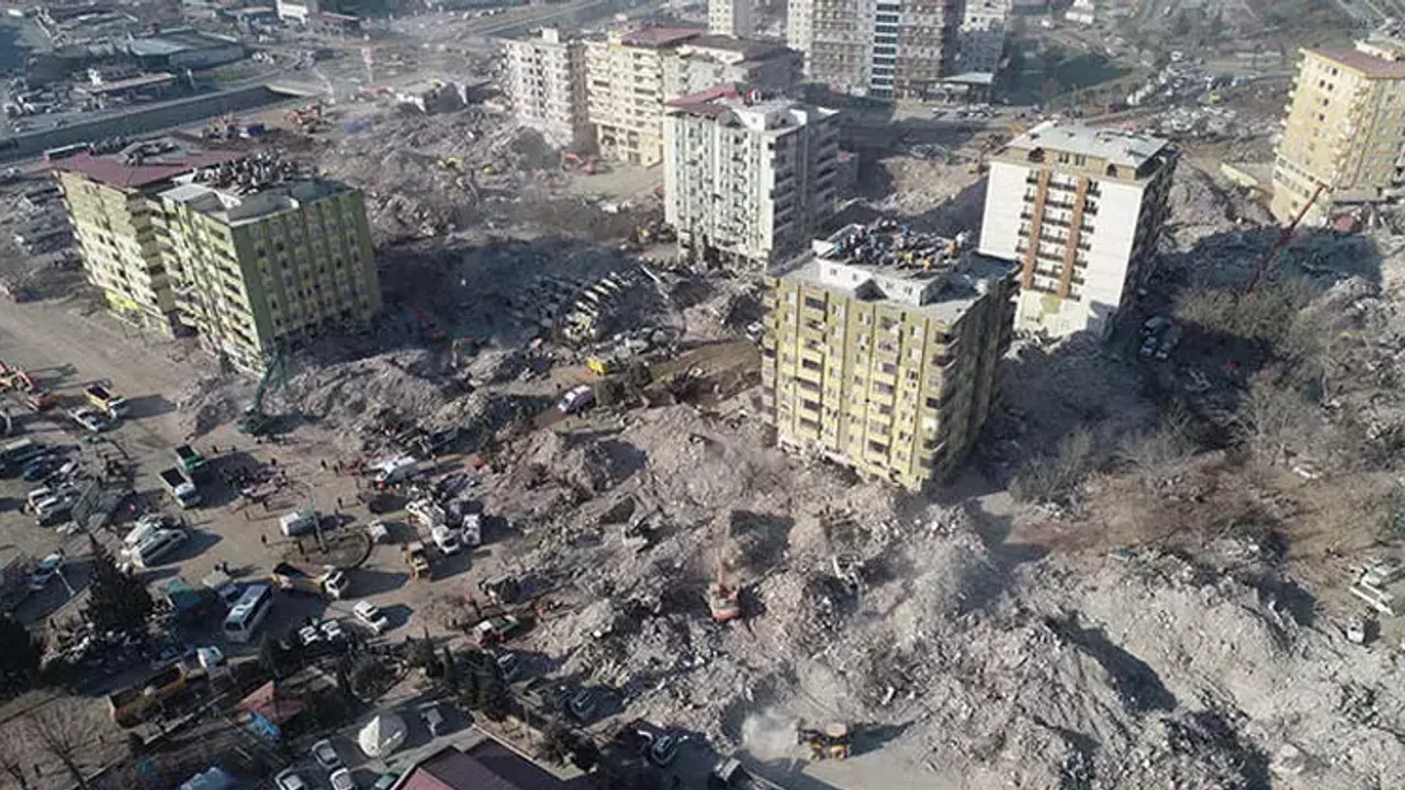 Depremde 80 kişinin öldüğü Ebrar Sitesi N Blok'ta zemin etüdü yetersiz, malzeme kalitesiz çıktı
