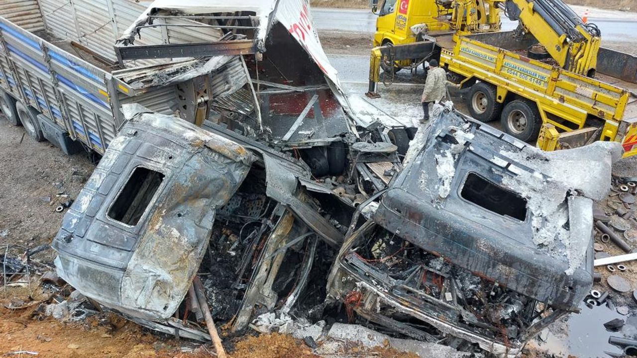 Kahramanmaraş’ta trafik kazası sonrası demir yığınına dönen tır sürücüsü öldü
