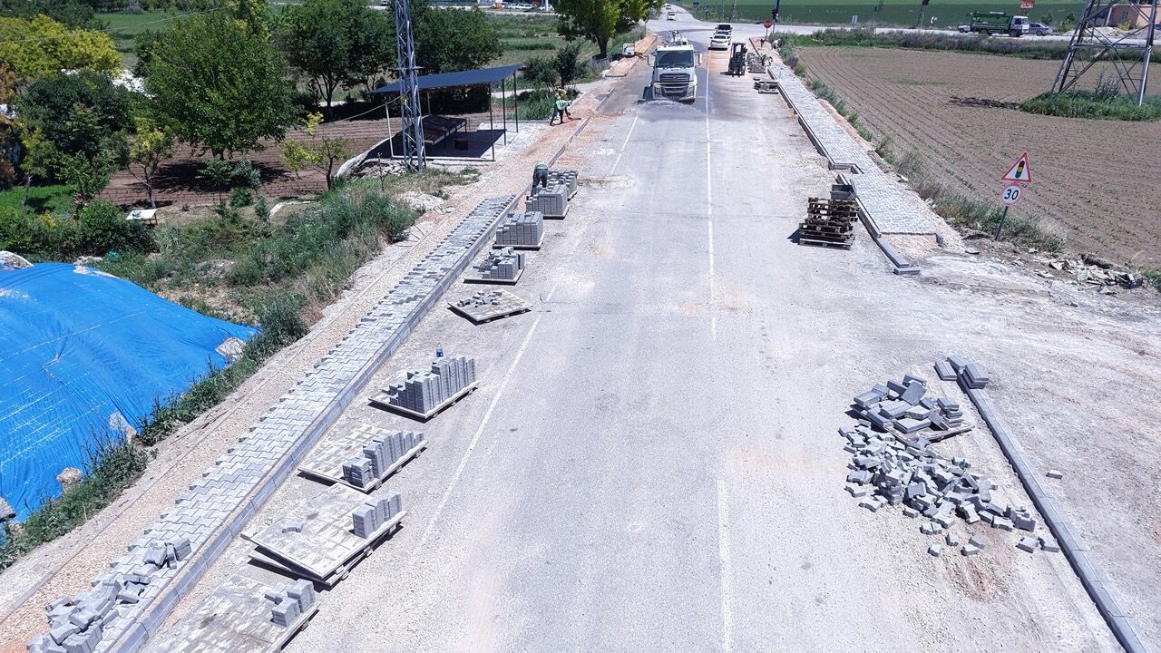 Elbistan Tepebaşı Caddesi'nde yürüyüş yolu ve asfa