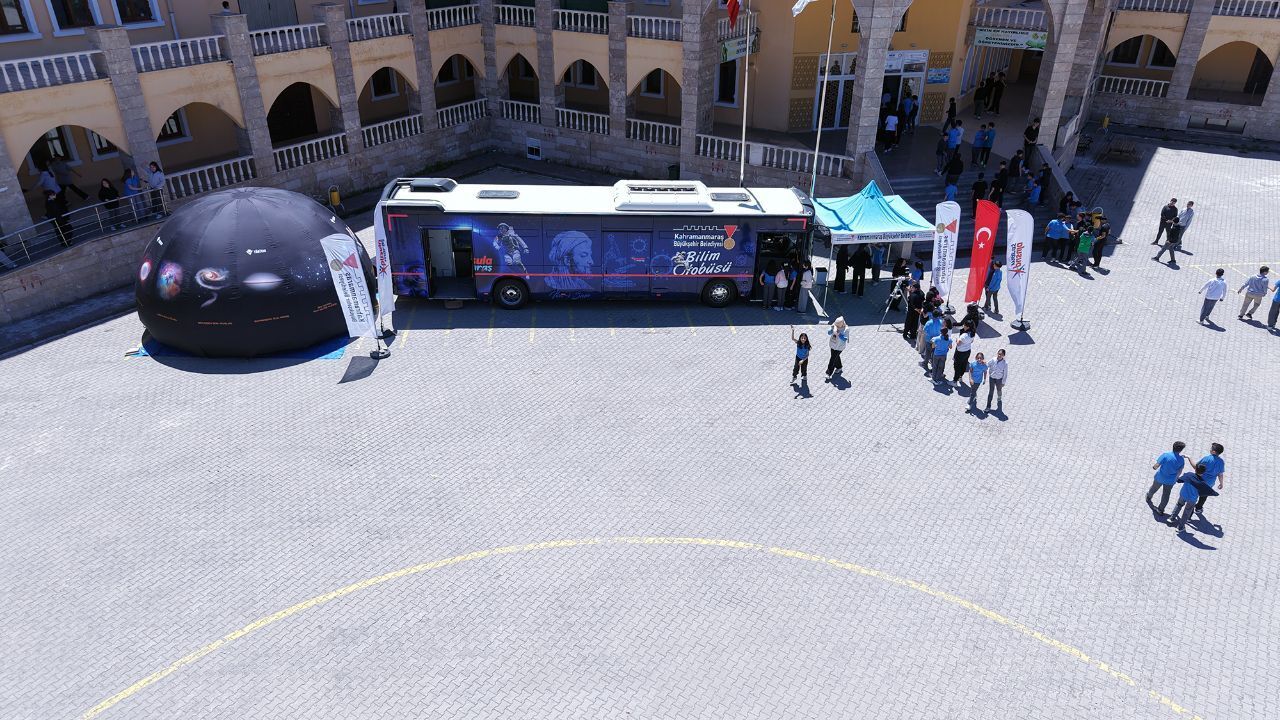 Bilim Otobüsü Elbistan'da gençlerle buluşarak bilimin kapıla