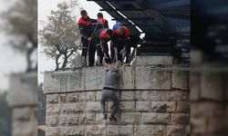 Nehrin ortasında mahsur kalan 3 çocuk kurtarıldı