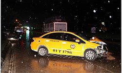 Adana'da aynı yönde giden iki otomobil çarpıştı: 2 yaralı