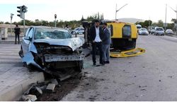 Fabrika işçilerini taşıyan minibüs kaza yaptı! Çok sayıda yaralı var