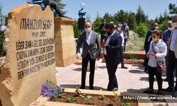 Ali Öztunç ve sevenleri Aşık Mahzuni Şerif'i mezarı başında andı