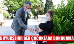 Kahramanmaraş’ta sokağa çıkma izni olan çocuklara dondurma