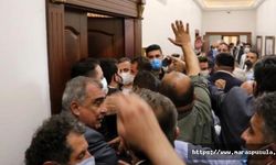 Akşener'in ziyareti sırasında ilçe belediye başkanı ve milletvekilleri makam odasına girmek için korumalarla mücadele verdi