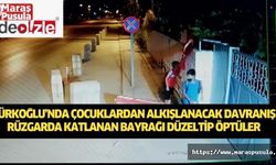 Türkoğlu’nda çocuklardan alkışlanacak davranış, Rüzgârda katlanan bayrağı düzeltip öptüler