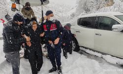 Kahramanmaraş'ta evleri kardan yıkılmak üzere olan çifti jandarma kurtardı