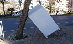 Kahramanmaraş’ta şiddetli rüzgar tabelaları devirdi!