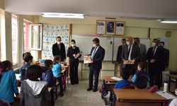 Türkoğlu Belediyesi'nden öğrencilere "akıl ve zeka oyunları" kitapları hediye edildi