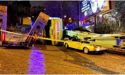 Tırda yüklü iş makinesi 3 otomobilin üzerine düştü
