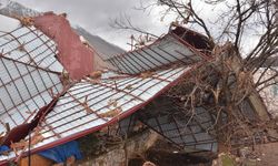 Kahramanmaraş'ta şiddetli fırtınada çatı yerinde durmadı!