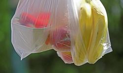 Tüketiciler marketlerde plastik poşete 25 kuruş ödemeye devam edecek