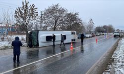 Cenazeye gidenleri taşıyan otobüs devrildi, 13 kişi yaralandı