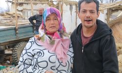 Deprem travması yaşayan engelli Metehan, annesinin yanından ayrılamıyor