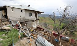 Depremde yamaçtan kopan kayanın kamyonunu ikiye bölmesini unutamıyor