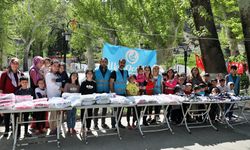 Kahramanmaraş'ta Allı Turna Kadın Derneğinden çocuklara bayram hediyesi