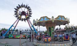 Depremzedeler bayramda açılan lunaparkta yaşadıklarını unutmaya çalışıyor