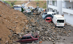 Kahramanmaraş'ta istinat duvarı çöktü; 8 araç hasar aldı