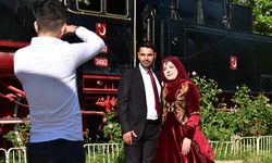 Kahramanmaraş'ta tren garı düğün fotoğrafçıların doğal stüdyosu oldu