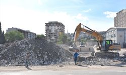 Kahramanmaraş'ta yıkım ve enkaz kaldırma çalışmaları sürüyor