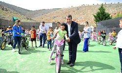 Türkoğlu Belediyesi Afetzede Çocuklara Bisiklet Dağıtmaya Devam Ediyor