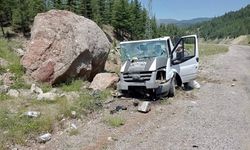 Göksun’da kamyonet kayaya çarptı: 1 yaralı
