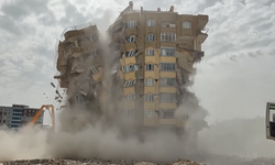 Kahramanmaraş'ta Ebrar Sitesi'nde ağır hasar alan son iki binadan biri daha kontrollü şekilde yıkıldı