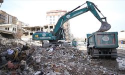 Kahramanmaraş'ta ağır hasarlı yapıların yıkımı sürüyor