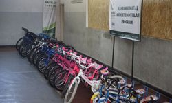 Depremzede yetim çocuklara bisiklet hediye edildi