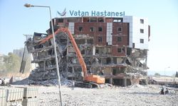 Kahramanmaraş'ta ağır hasarlı binaların yıkımı devam etti