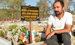 Depremde kaybettiği ailesinin mezarına hediyelerle geliyor