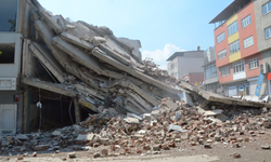 Depremlerden etkilenen Afşin'de ağır hasarlı binaların yıkımı sürüyor