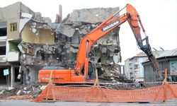 Depremlerden etkilenen Afşin'de ağır hasarlı binaların yıkımı sürüyor!