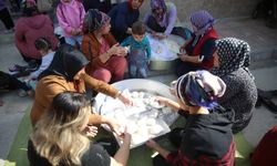 Depremin merkez üssünde kadınlar, pişirdikleri bazlamanın gelirini Gazze'ye gönderecek