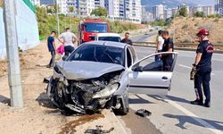 Kahramanmaraş’ta otomobil aydınlatma direğine çarptı: 2 yaralı