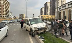 Kahramanmaraş’ta hafif ticari araç aydınlatma direğine çarptı: 1 yaralı