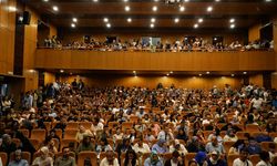 Sahne Maraş’tan Nostalji ve Kahkaha Dolu Bir Gece