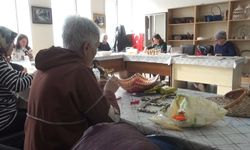 Depremzede Kadınlar, Aile Ekonomisine Sepet Örerek Destek Oluyor